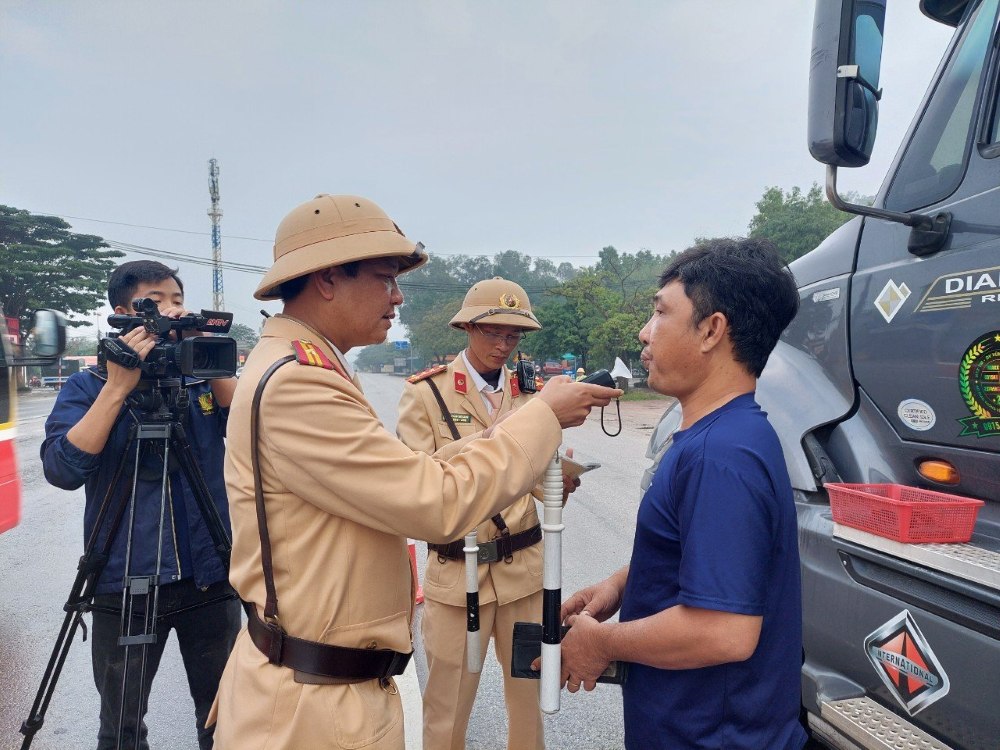 Lực lượng Cảnh sát Giao thông tăng cường kiểm tra nồng độ cồn trên tuyến Quốc lộ 1A