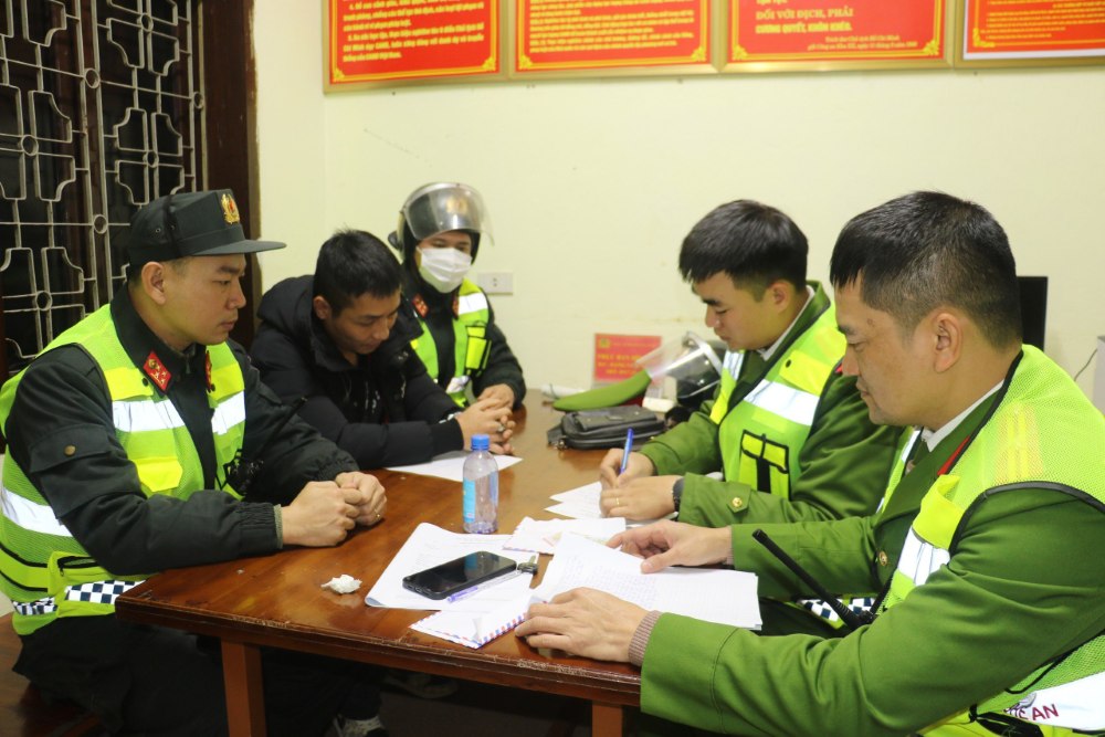 Tổ công tác 373 làm việc với đối tượng tàng trữ trái phép chất ma tuý