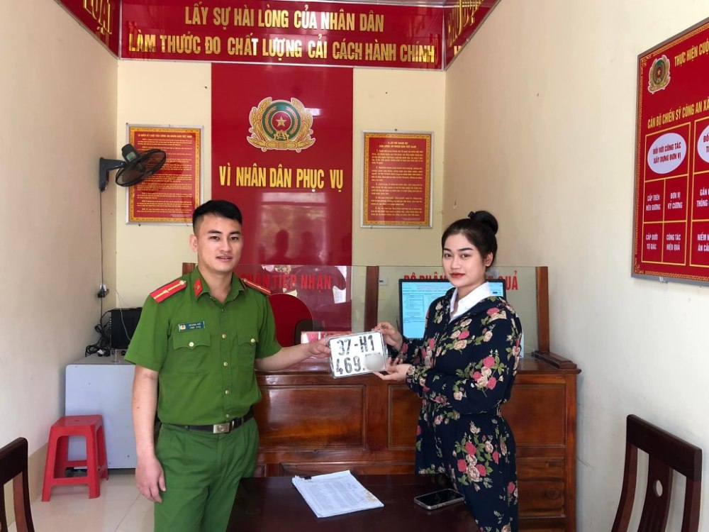 Người dân phấn khởi khi được đăng ký xe mô tô, xe gắn máy ở xã