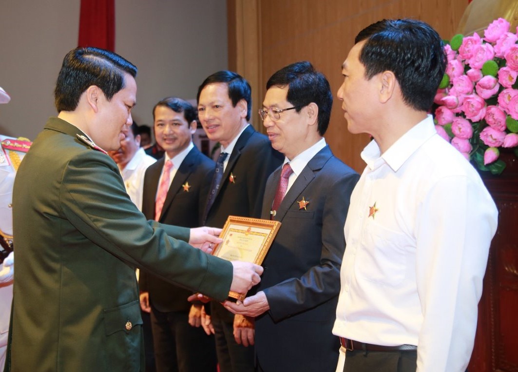 Lễ trao tặng Kỷ niệm chương 'Bảo vệ An ninh Tổ quốc'