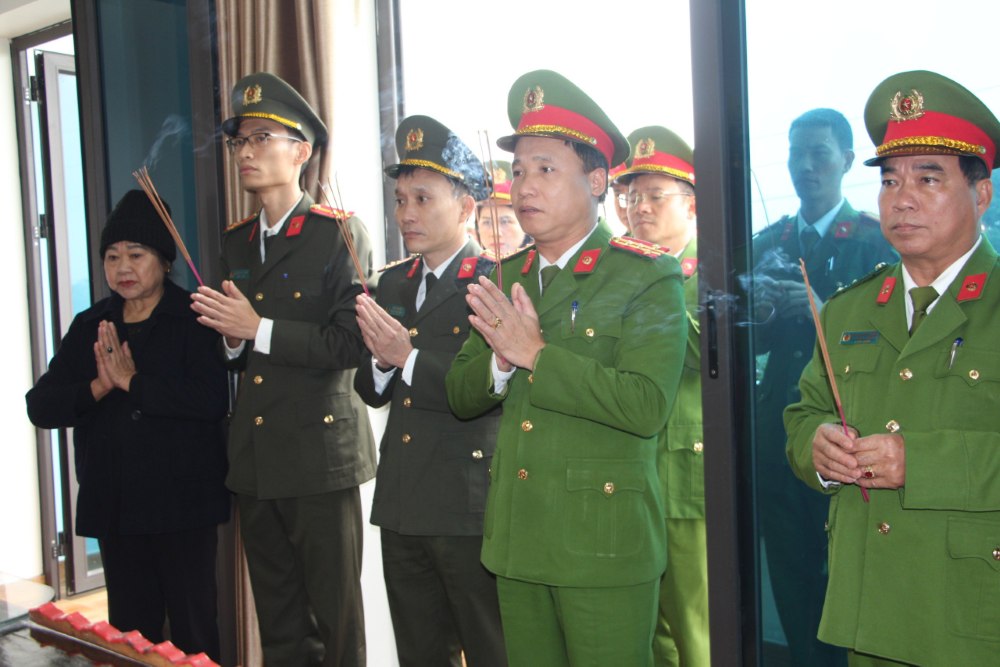 Đồng chí Đại tá Nguyễn Duy Thanh, Phó Giám đốc Công an tỉnh và đoàn công tác tri ân các liệt sĩ và các đồng chí nguyên Lãnh đạo Công an tỉnh qua các thời kỳ  