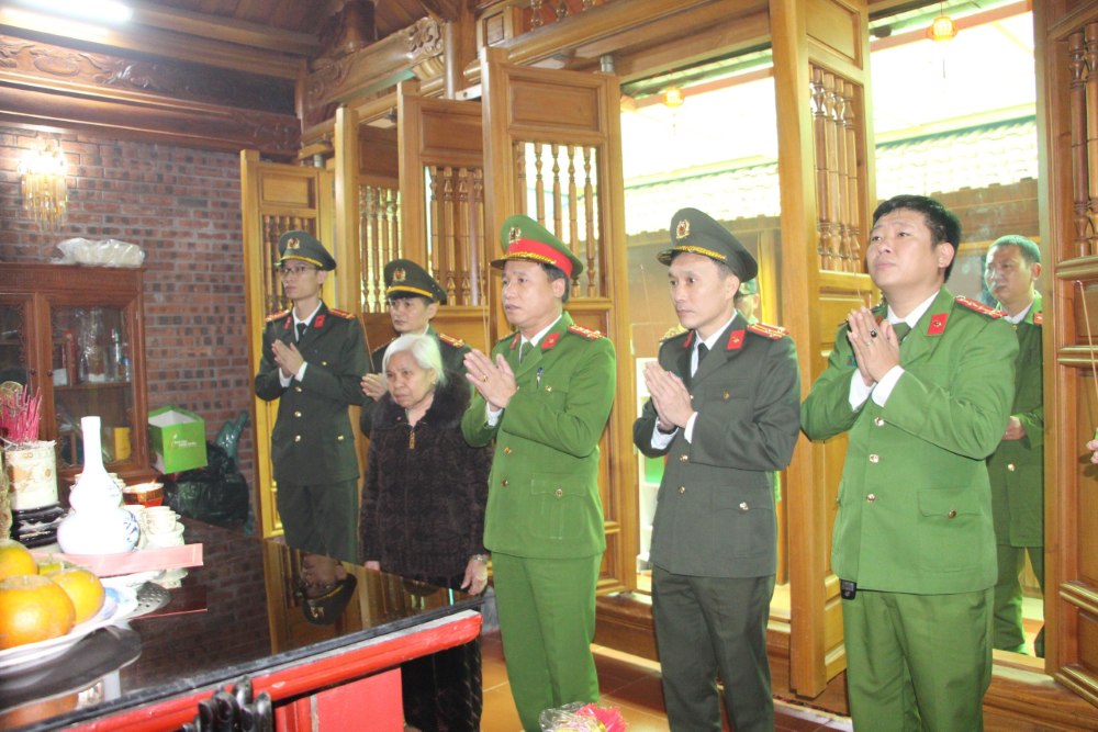 Đồng chí Đại tá Nguyễn Duy Thanh, Phó Giám đốc Công an tỉnh và đoàn công tác tri ân các liệt sĩ và các đồng chí nguyên Lãnh đạo Công an tỉnh qua các thời kỳ  