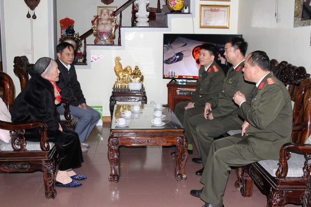 Đồng chí Đại tá Trần Hồng Quang, Phó Giám đốc Công an tỉnh tưởng nhớ các đồng chí nguyên Giám đốc, Phó Giám đốc Công an tỉnh
