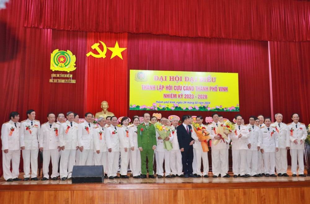 Tặng hoa, chúc mừng 33 đồng chí trúng cử vào Ban Chấp hành Hội Cựu CAND TP Vinh