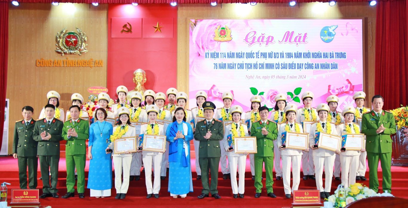 Lãnh đạo Công an tỉnh tuyên dương 22 cá nhân điển hình “Phụ nữ Công an Nghệ An tiêu biểu”, “Cán bộ hội tiêu biểu” và “Nữ Công an cơ sở xuất sắc” năm 2023