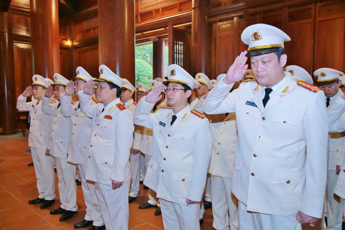 Đoàn đại biểu tưởng nhớ công lao trời biển của Chủ tịch Hồ Chí Minh