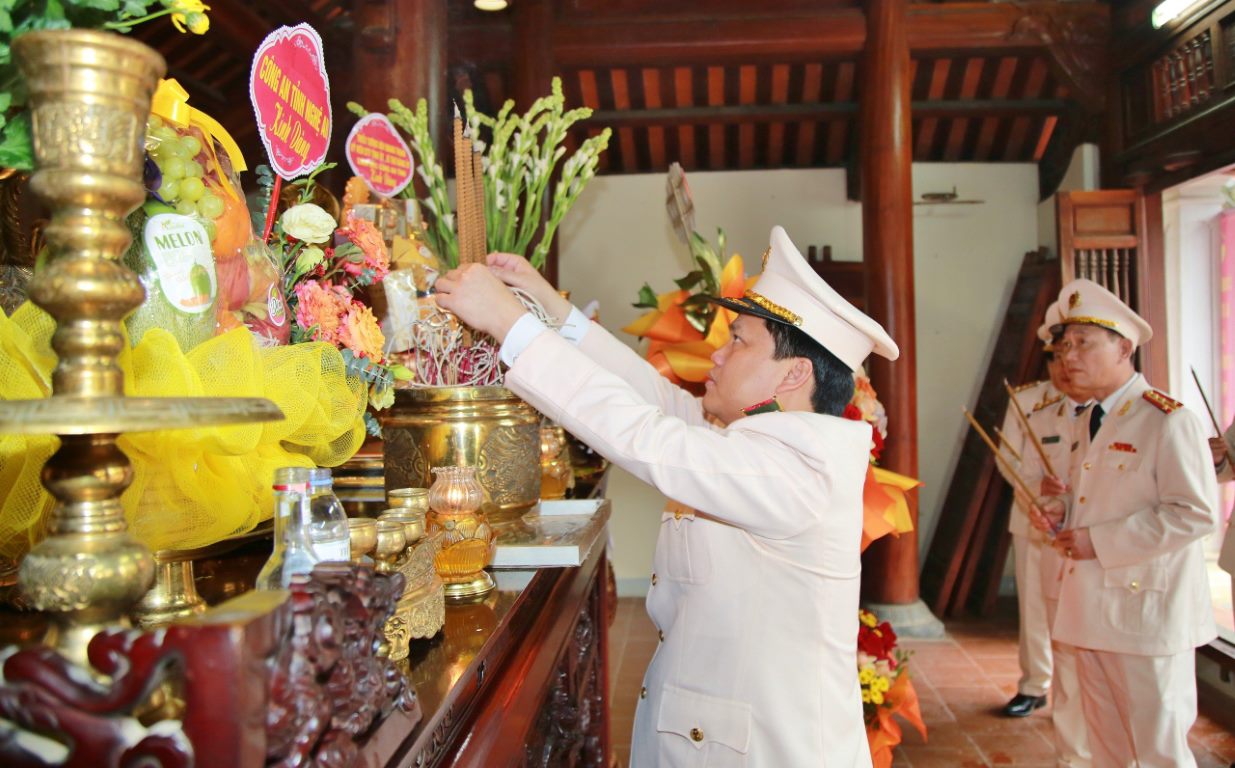 Đồng chí Thiếu tướng Bùi Quang Thanh - Giám đốc Công an tỉnh dâng hương lên anh linh Bộ trưởng Trần Quốc Hoàn