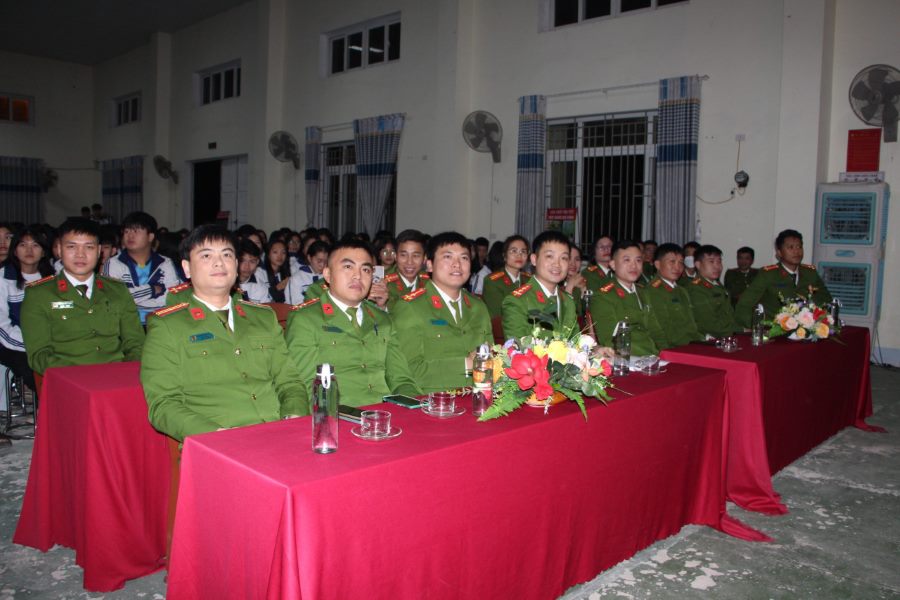 Hơn 700 học sinh, thầy cô giáo và cán bộ Công an tham gia buổi tuyên truyền. 