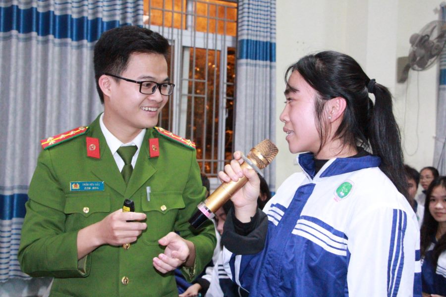 Tuyên truyền, giao lưu cùng các em học sinh. 