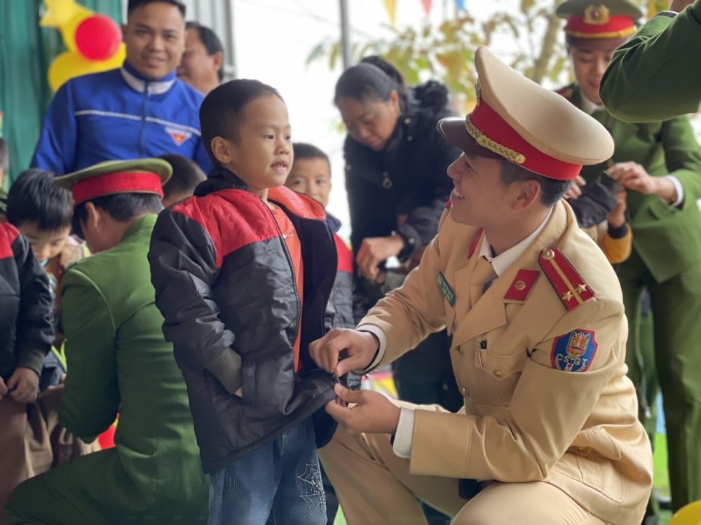 Trung úy Nguyễn Anh Tú, Bí thư Đoàn cơ sở Công an huyện Quỳ Hợp tại Chương trình trao tặng áo ấm cho các em học sinh Trường mầm non Châu Sơn, huyện Quỳ Hợp