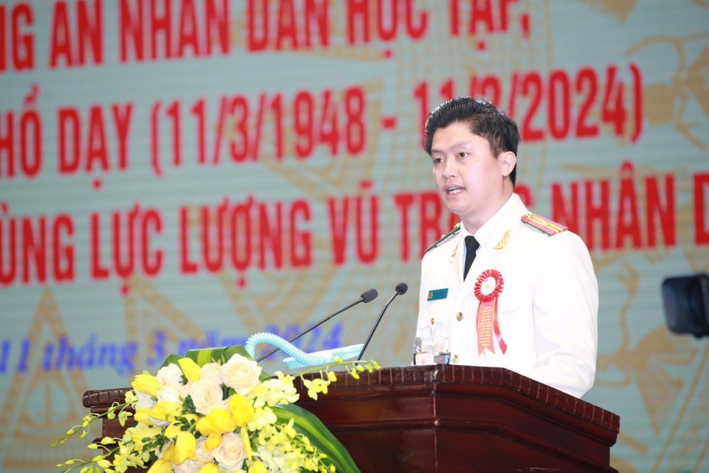 Đại diện cho thế hệ trẻ, Thiếu tá Nguyễn Đình Khánh, Trưởng ban Thanh niên Công an tỉnh phát biểu tại Chương trình kỷ niệm 76 năm Công an nhân dân học tập, thực hiện Sáu điều Bác Hồ dạy và đón nhận danh hiệu Anh hùng Lực lượng vũ trang nhân dân