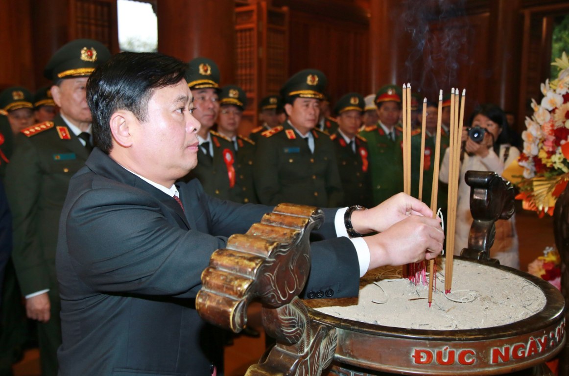 Bí thư Tỉnh ủy Nghệ An Thái Thanh Quý dâng hương tưởng niệm Chủ tịch Hồ Chí Minh