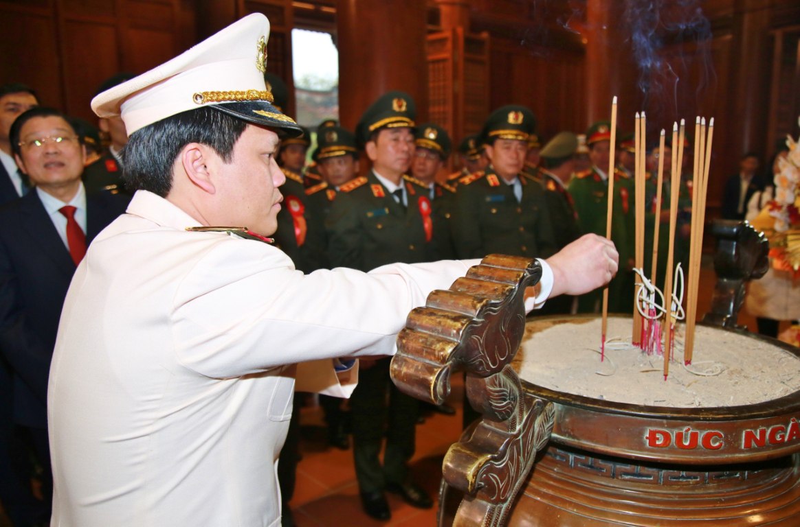 Đồng chí Thiếu tướng Bùi Quang Thanh - Ủy viên Ban Thường vụ Tỉnh ủy, Bí thư Đảng ủy, Giám đốc Công an tỉnh dâng hương tưởng niệm Chủ tịch Hồ Chí Minh