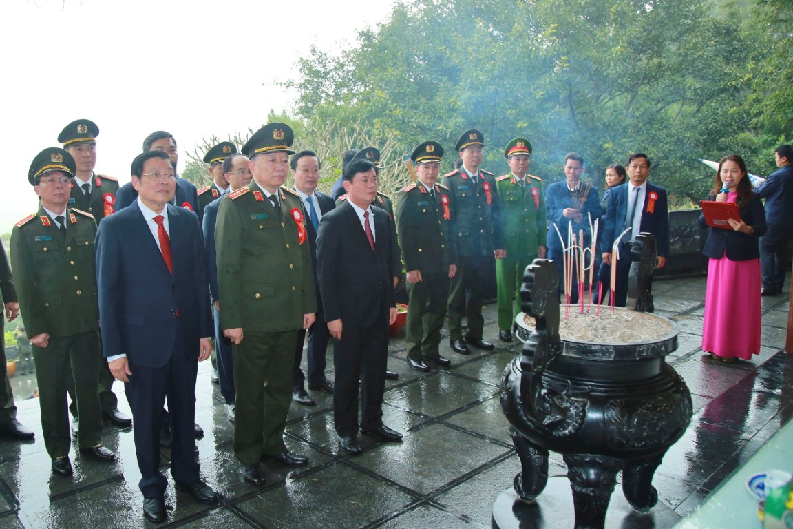 Đoàn đại biểu thành kính tưởng nhớ và bày tỏ lòng biết ơn, kính trọng đối với thân mẫu Chủ tịch Hồ Chí Minh