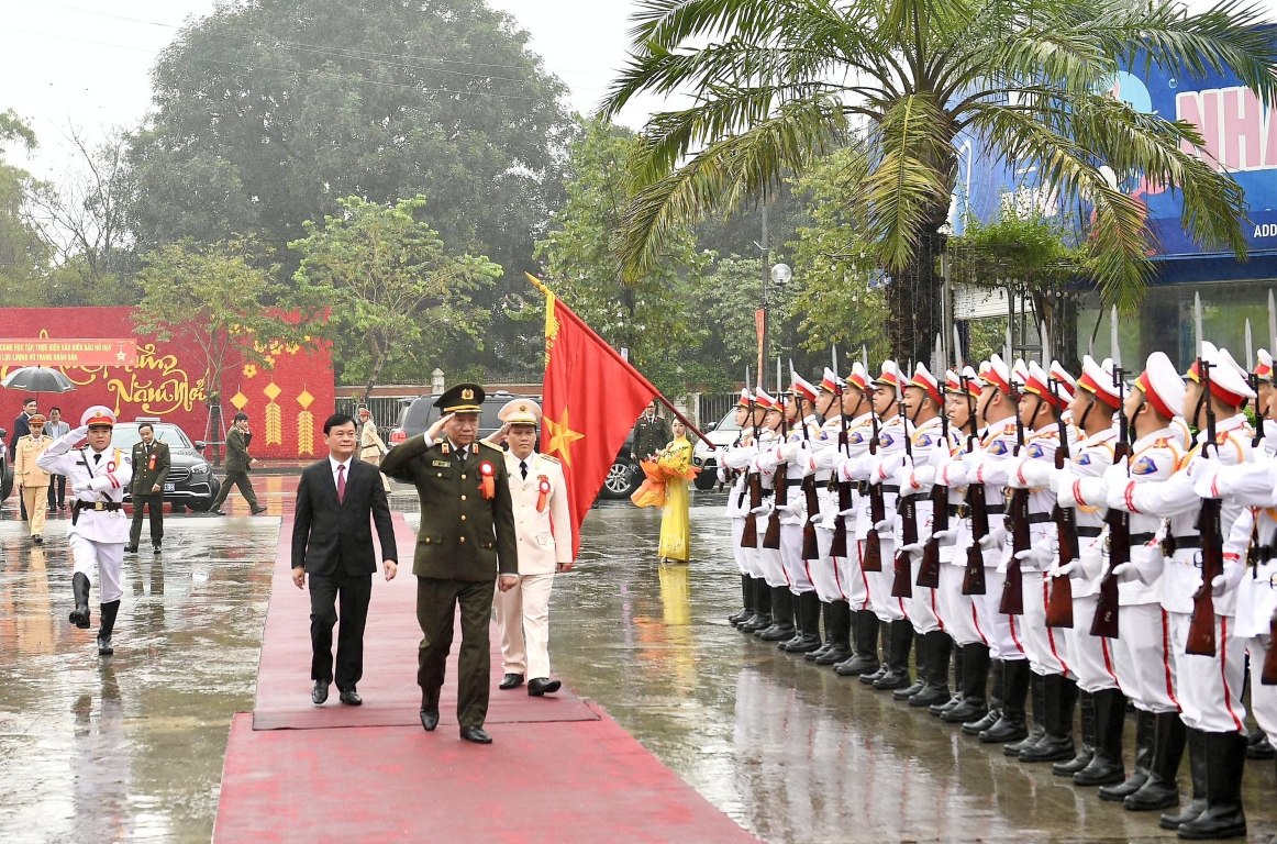 Đồng chí Đại tướng Tô Lâm - Ủy viên Bộ Chính trị, Bí thư Đảng ủy Công an Trung ương, Bộ trưởng Bộ Công an duyệt đội danh dự trước giờ khai mạc buổi lễ