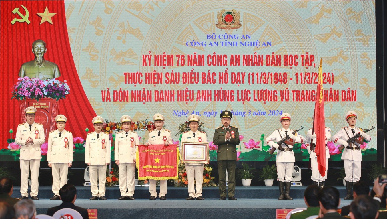 Thừa ủy quyền của Chủ tịch nước, Đại tướng Tô Lâm - Ủy viên Bộ Chính trị, Bí thư Đảng ủy Công an Trung ương, Bộ trưởng Bộ Công an trao tặng danh hiệu Anh hùng Lực lượng vũ trang nhân dân cho Công an tỉnh Nghệ An