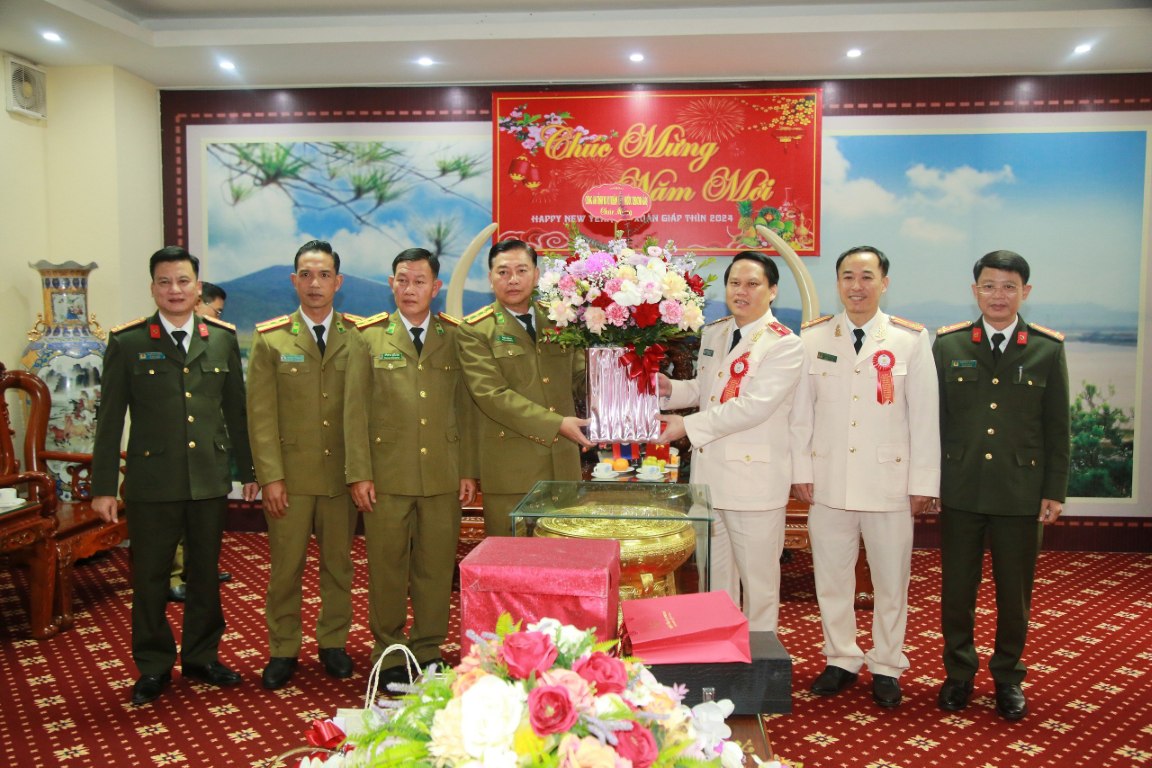 Công an 03 tỉnh: Xiêng Khoảng, Hủa Phăn và Bô – ly – khăm – xay (Nước CHDCND Lào) chúc mừng Công an tỉnh Nghệ An đón nhận danh hiệu Anh hùng Lực lượng vũ trang nhân dân