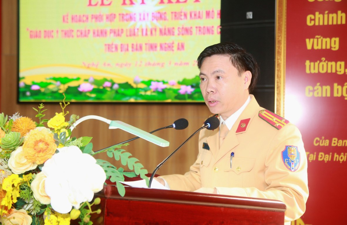 Đại diện Phòng CSGT Công an Nghệ An tham luận
