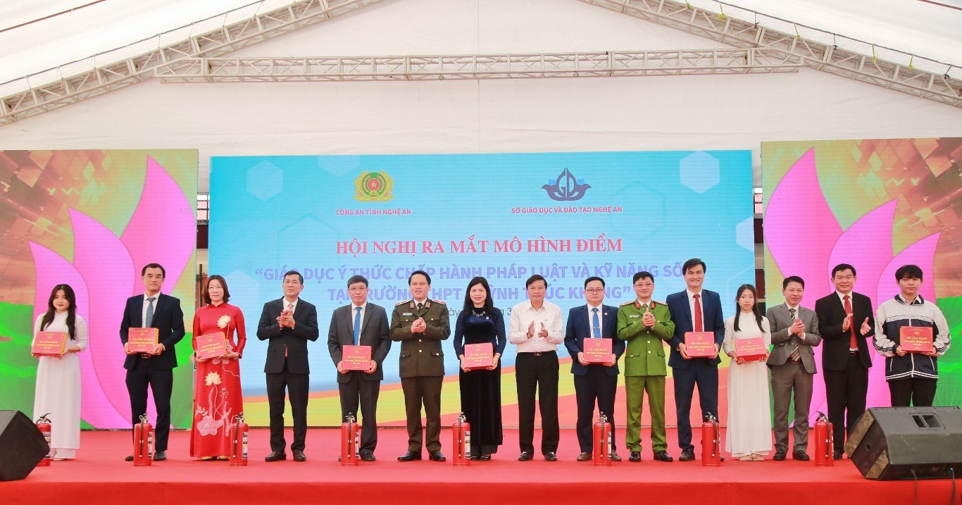 Đồng chí Lê Hồng Vinh, Phó Chủ tịch UBND tỉnh cùng Lãnh đạo Công an tỉnh và Sở Giáo dục và đào tạo trao tặng giáo viên trường THPT Huỳnh Thúc Kháng Bộ cẩm nang Tuyên truyền, phổ biến, giáo dục pháp luật