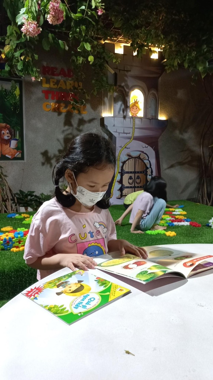 Tại khu vườn sách, các em nhỏ được thoải sức khám phá  những cuốn sách hay, phù hợp lứa tuổi.