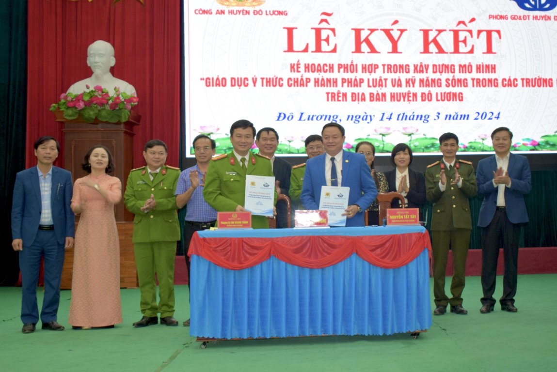 Công an huyện Đô Lương và Phòng Giáo dục và Đào tạo ký kết kế hoạch phối hợp xây dựng, triển khai mô hình “Giáo dục ý thức chấp hành pháp luật và kỹ năng sống trong các trường học”