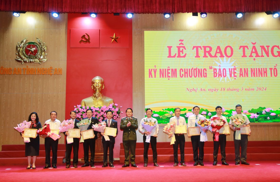 Thừa ủy quyền Bộ trưởng Bộ Công an, đồng chí Giám đốc Công an tỉnh Nghệ An trao tặng Kỷ niệm chương “Bảo vệ an ninh Tổ quốc” cho các cá nhân có thành tích xuất sắc, tiêu biểu trong bảo đảm ANTT