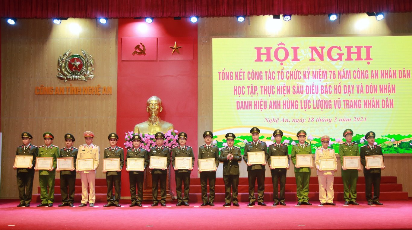  Lãnh đạo Công an tỉnh khen thưởng 15 tập thể, 84 cá nhân có thành tích xuất sắc trong công tác tổ chức kỷ niệm 76 năm CAND học tập, thực hiện Sáu điều Bác Hồ dạy và đón nhận danh hiệu Anh hùng LLVTND của Công an tỉnh Nghệ An