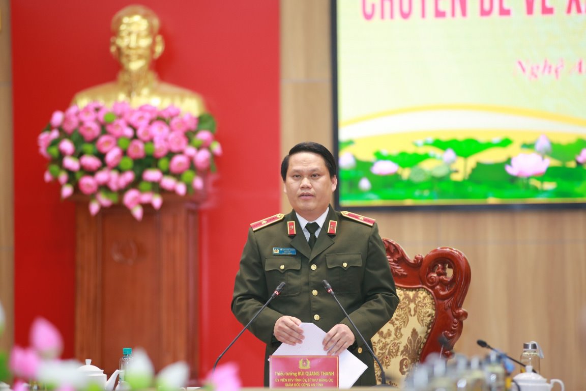 Đồng chí Thiếu tướng Bùi Quang Thanh - Ủy viên Ban Thường vụ Tỉnh ủy, Bí thư Đảng ủy, Giám đốc Công an tỉnh trình bày tham luận Hội nghị