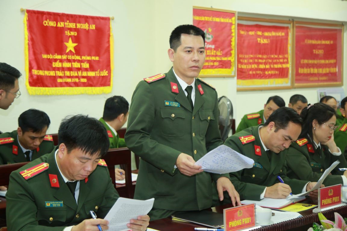 Đại diện lãnh đạo các phòng chức năng phát biểu tại buổi làm việc