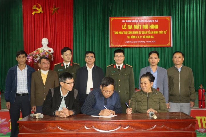Ký cam kết giữa chủ nhà trọ với ban cán sự xóm trong thực hiện các quy định phòng cháy, chữa cháy