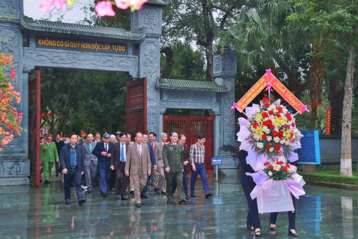 Đoàn đại biểu dâng hoa, dâng hương tưởng niệm Chủ tịch Hồ Chí Minh tại Khu di tích lịch sử Quốc gia đặc biệt Kim Liên