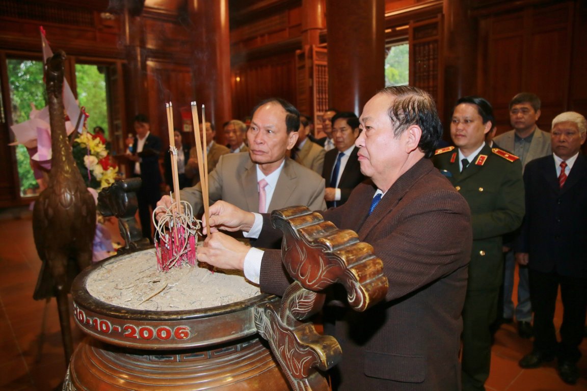 Đồng chí Đại tá Bùi Xuân Thành - Chủ tịch Hội Cựu CAND tỉnh Quảng Bình và đồng chí Đại tá Nguyễn Tiến Dần - Chủ tịch Hội Cựu CAND tỉnh Nghệ An dâng hương tưởng niệm Chủ tịch Hồ Chí Minh