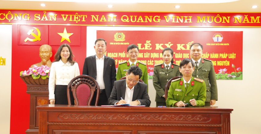Công an huyện Hưng Nguyên, Phòng Giáo dục và đào tạo ký kết kế hoạch phối hợp xây dựng, triển khai mô hình “Giáo dục ý thức chấp hành pháp luật và kỹ năng sống trong các trường học”