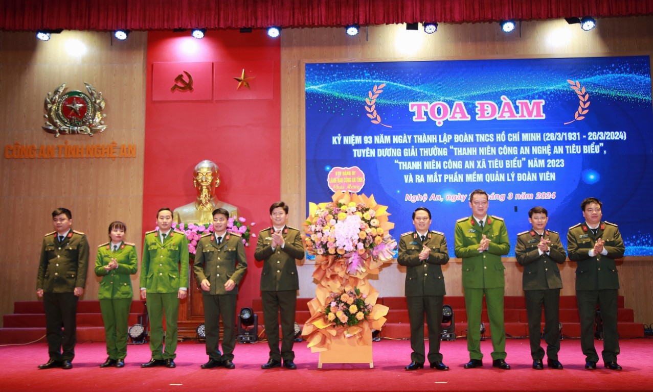 Lãnh đạo Công an tỉnh tặng hoa chúc mừng Ban Thanh niên