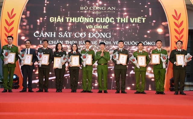 Ban tổ chức trao giải các tác phẩm xuất sắc 