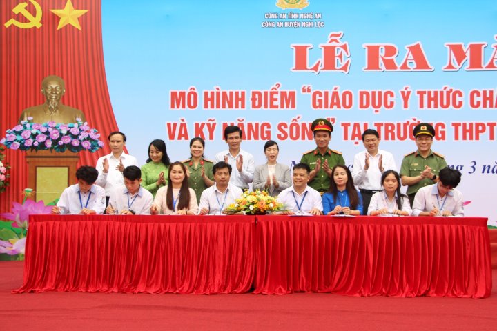 Các trường học trên địa bàn tổ chức lễ ký cam kết thực hiện Kế hoạch phối hợp xây dựng, triển khai mô hình “Giáo dục ý thức chấp hành pháp luật và kỹ năng sống trong các trường học”