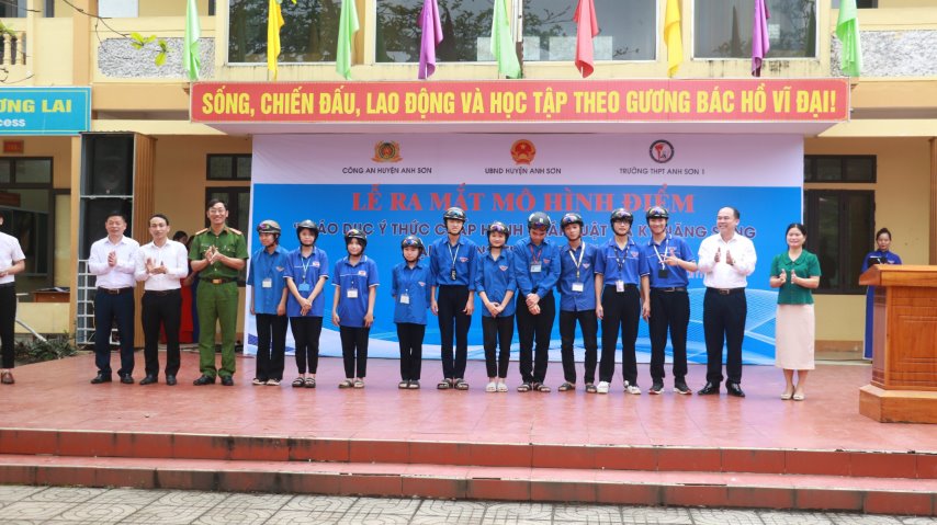 Đại diện Nhà trường và các học sinh ký cam kết thực hiện mô hình