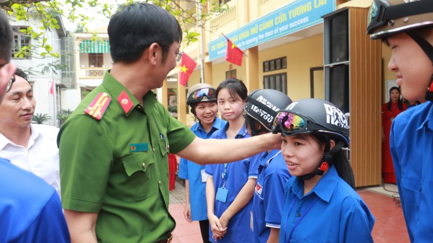 Đại diện Nhà trường và các học sinh ký cam kết thực hiện mô hình