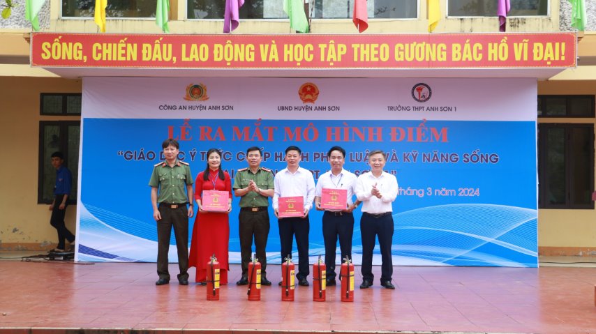 Đại diện Nhà trường và các học sinh ký cam kết thực hiện mô hình