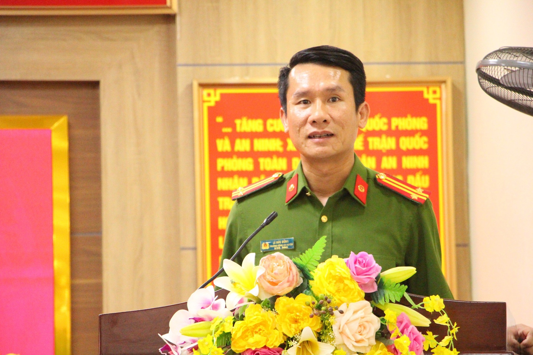 Đồng chí Trung tá Lê Đức Dũng - Trưởng Công an huyện phát biểu và chỉ đạo tuần tra vũ trang phòng, chống tội phạm và vi phạm pháp luật về an ninh trật tự trên địa bàn huyện