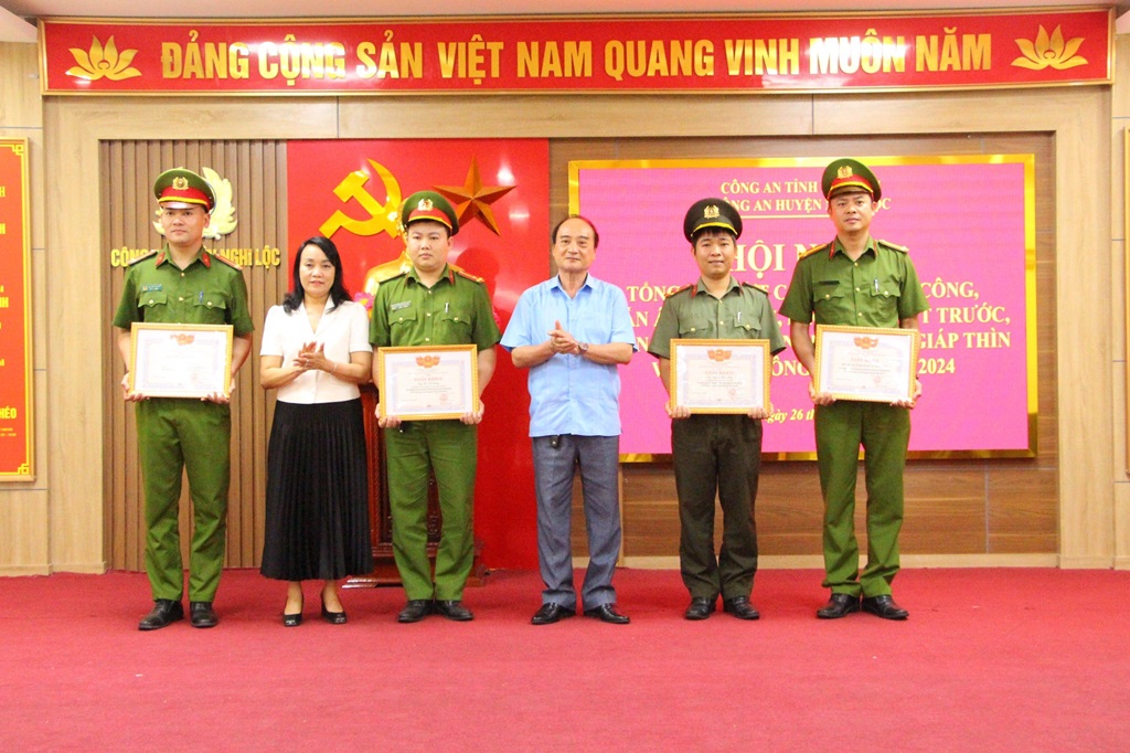 Khen thưởng các tập thể, cá nhân có thành tích xuất sắc trong đợt cao điểm tấn công, trấn áp tội phạm, đảm bảo an ninh trật tự Tết Nguyên đán Giáp Thìn 2024
