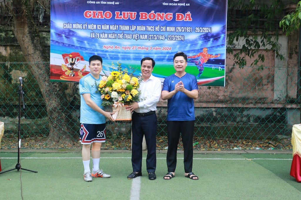 Đồng chí Đại tá Trần Hồng Quang, Phó Giám đốc Công an tỉnh và đồng chí Lê Văn Lương, Bí thư Tỉnh đoàn tặng hoa chúc mừng Sở Văn hóa và Thể thao Nghệ An nhân dịp 78 năm ngày thể thao Việt Nam