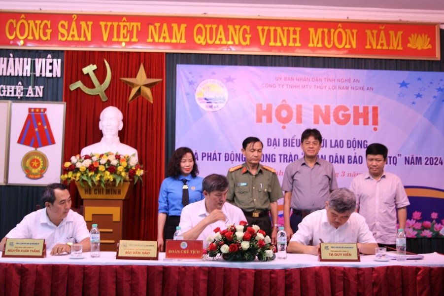 Ký giao ước thi đua thực hiện phong trào toàn dân bảo vệ an ninh Tổ quốc