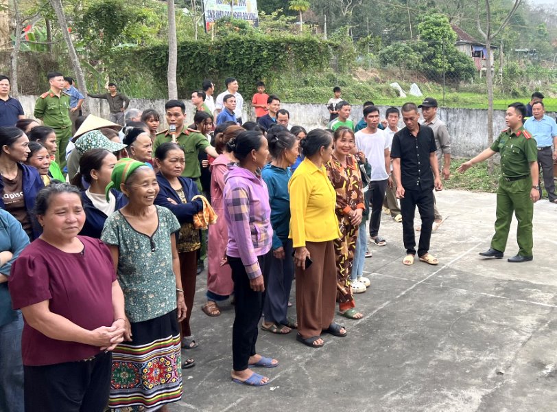 Tuyên truyền kiến thức, hướng dẫn thực hành kỹ năng PCCC khi gặp sự cố cháy, nổ đồng thời vận động bà con nhân dân thực hiện tốt các quy định đảm bảo ANTT, an toàn PCCC tại địa phương