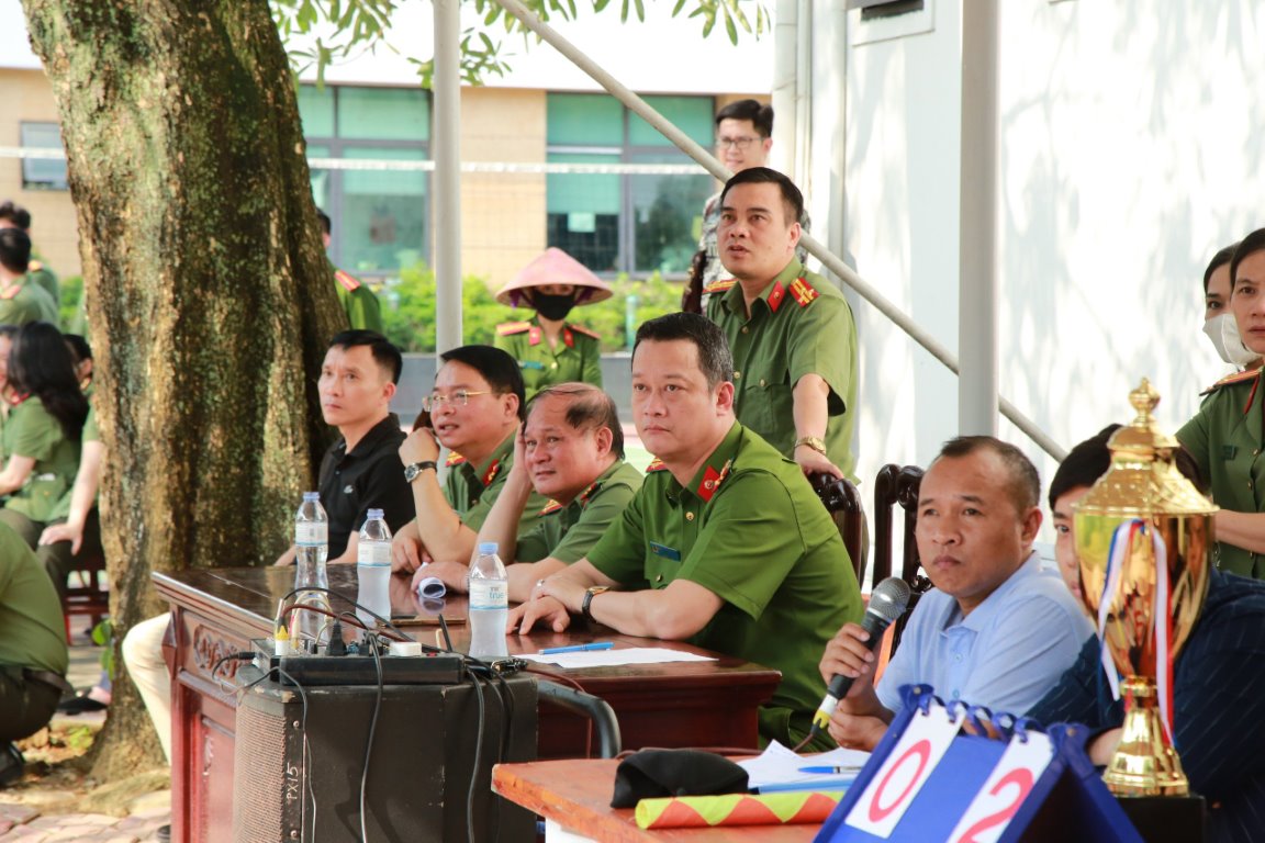 Các đại biểu dự khán trận chung kết và tham dự Lễ bế mạc