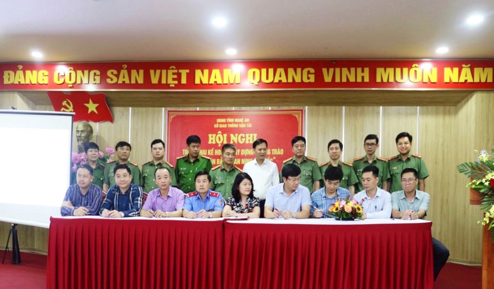 Đại diện lãnh đạo các phòng, ban thuộc Sở GTVT ký cam kết thực hiện phong trào toàn dân bảo vệ ANTQ năm 2024