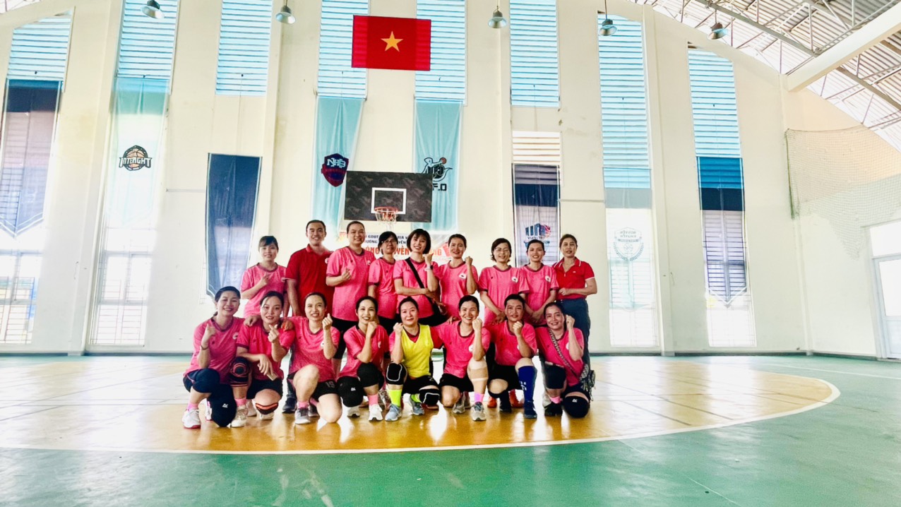 Các VĐV bóng đá nữ Trường THCS Lương Thế Vinh tham gia chương trình.