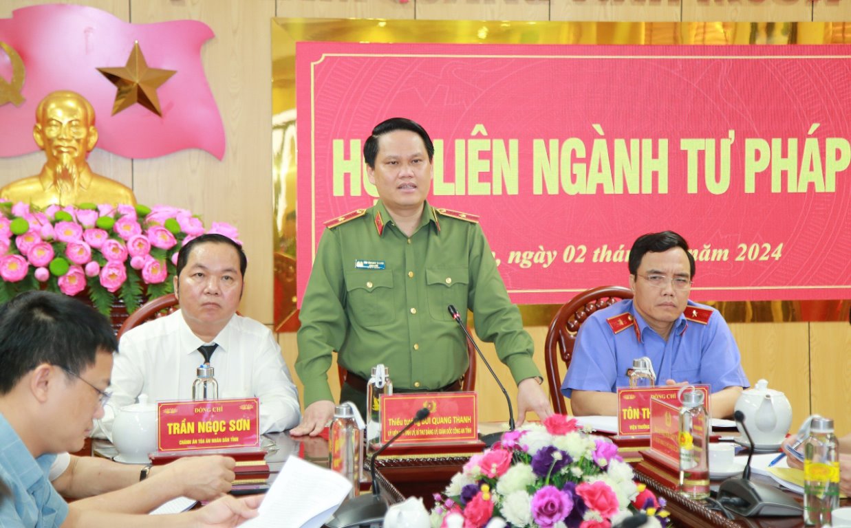 Các đồng chí: Thiếu tướng Bùi Quang Thanh - Ủy viên Ban Thường vụ Tỉnh ủy, Giám đốc Công an tỉnh; Tôn Thiện Phương - Viện trưởng Viện KSND tỉnh; Trần Ngọc Sơn - Chánh án TAND tỉnh đồng chủ trì cuộc họp