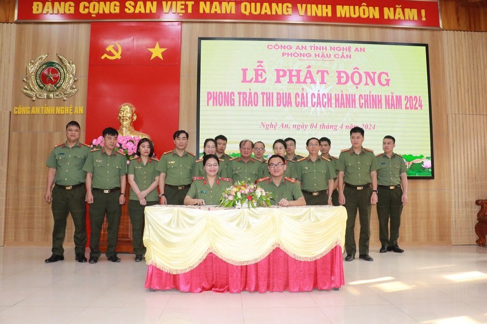 Ký giao ước  thực hiện phong trào thi đua CCHC năm 2024