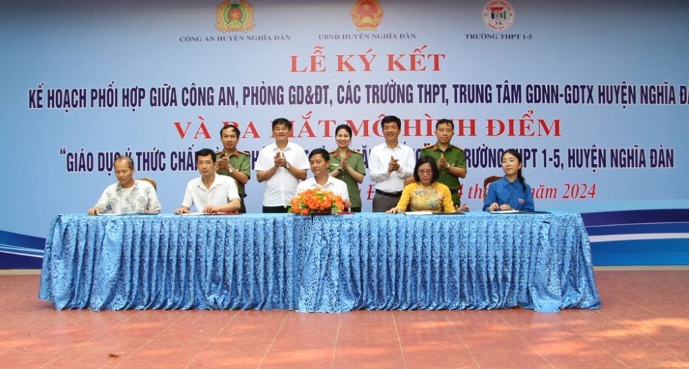 Ký cam kết thực hiện mô hình “Giáo dục ý thức chấp hành pháp luật và kỹ năng sống trong các trường học” tại Trường THPT 1-5